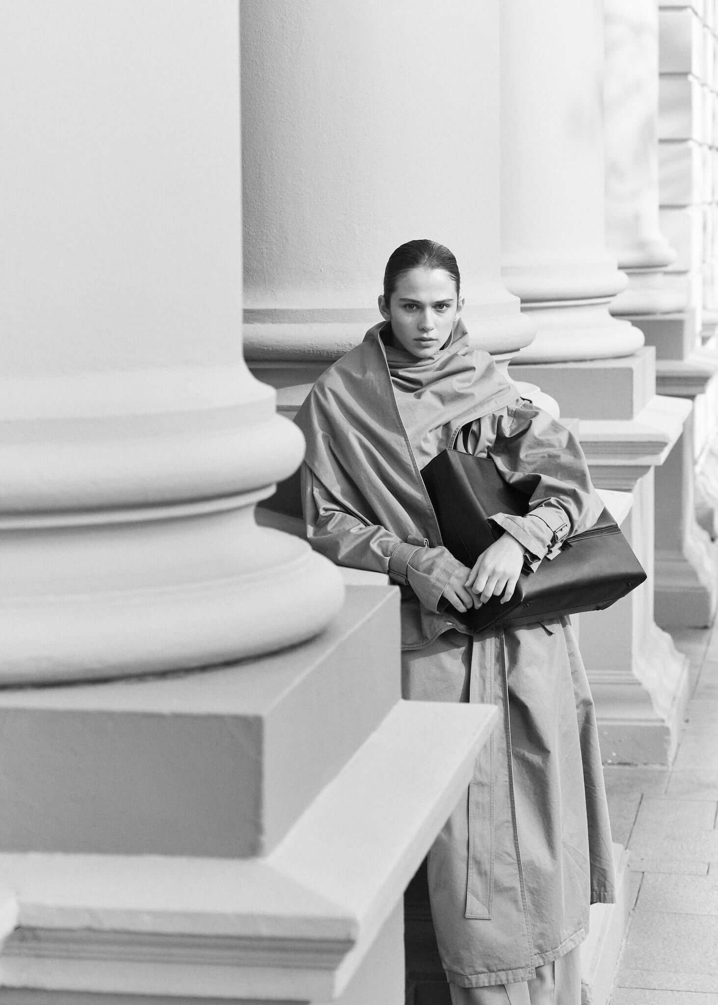 ★TOUT Y EST★ Boxy shopper bag with a casual look 53 volume Discover The Only Tote in our look book. – LOX
