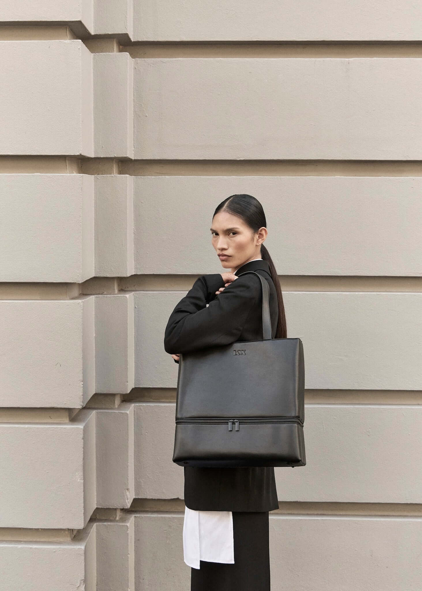 ★TOUT Y EST★ Boxy shopper bag with a casual look 53 volume Discover The Only Tote in our look book. – LOX